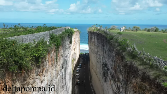 Pantai Tanah Barak Surga Tersembunyi di Bali dengan Tebing