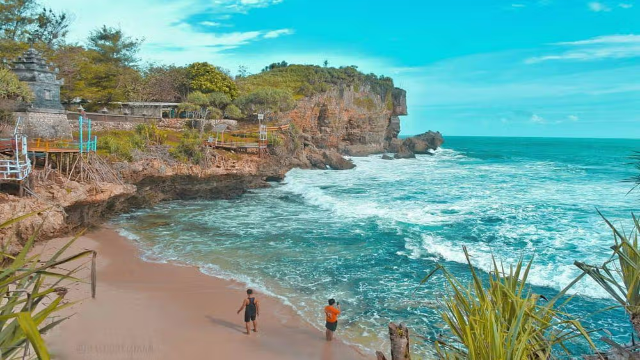 Eksotisme Pesisir Selatan: Menyelami Keindahan dan Spiritualitas Pantai Ngobaran